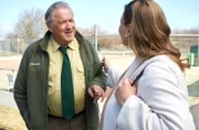 Gerda (Angela Jacobi, r.) hat sich scheiden lassen! Girwidz (Michael Brandner, l.) nutzt die Gunst der Stunde und verabredet sich mit ihr zum Tennis.