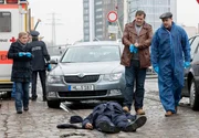 Der Ordnungshüter Peter Zielinski wird am frühen Morgen in einer ruhigen Straße tot aufgefunden. Pathologe Dr. Strahl (Christoph Tomanek) und die Ermittler Sandra Schwartenbeck (Marie-Luise Schramm) und Finn Kiesewetter (Sven Martinek) am Tatort.