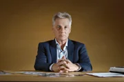 Clais von Mirbach ist der Sohn des bei der RAF-Geiselnahme getöteten Diplomaten Andreas von Mirbach. Er schildert, wie sich das Erleben politischer Gewalt bis heute ins Persönliche einschreibt.