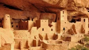 Vor 1200 Jahren tauchen im ganzen Südwesten erstmals mehrstöckige Wohnhäuser der Pueblos auf. Diese Lehmbauten entstehen unter Felsüberhängen und auf Tafelbergen und bieten Hunderten, wenn nicht Tausenden Menschen eine Behausung.