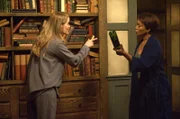 Shelby Miller TV (Sarah Paulson, l.); Lee Harris TV (Angela Bassett, r.)