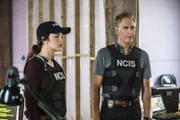 Tammy Gregorio (Vanessa Ferlito, l.) und Special Agent Pride (Scott Bakula, r.) ermitteln im Fall eines Mordes an einem jungen Marine-Soldaten, der an einen 150 Jahre alten ähnlichen Fall erinnert, aus dem eine legendäre Geistergeschichte in New Orleans hervorging ...