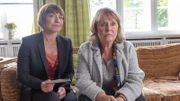 Katrin Börensen (Claudia Schmutzler, l.) ermittelt den Tod vom Bruder der Inge Lojewski (Petra Kelling, r.) - Hans. Er war schwerkrank und pflegebedürftig. Seine Leiche weist eine seltsame Einstichstelle auf dem Rücken auf. War es eine Sterbehilfe oder wurde der Hans doch ermordet? Dazu kommt noch, dass Hans sich sehr für Königsberg interessiert hat, da er 1945 aus dieser Stadt geflüchtet ist und dabei auch seine Schwester Inge gerettet hat. Liegt das Geheimnis seines Todes eventuell in seiner Vergangenheit?