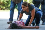Mädchen (Vanessa Lynch, liegend), Gabriela Dawson (Monica Raymund)