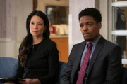 L-R: Dr. Joan Watson (Lucy Liu) und Detective Marcus Bell (Jon Michael Hill)