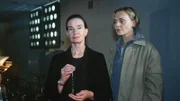 Sofia (Gudrun Gundelach, li.) hat herausbekommen, dass Mona (Anja Beatrice Dukas) sie mit einem gefälschten Fax in den Herzinfarkt getrieben hat und schwört Rache...