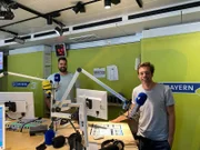 Der Checker im Sendestudio des Radiosenders Bayern 3