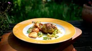 Kalbsfleischfrikadellen im Spitzkohlmantel – die Interpretation des Hauptgerichts von Münchner Gourmetkoch Ali Güngörmüs.