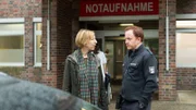 Schnell ist klar: der Tote ist Daniel Kamp. Er sollte am nächsten Tag als Knochenmarkspender das Leben seines todkranken Bruders Alexander Kamp retten. Somit ist nun noch ein zweites Leben in Gefahr. Pathologin Dr. Sturbeck hofft, dass die Stammzellen des Toten noch verwendet werden können. (Katharina Blaschke, Mathias Junge)