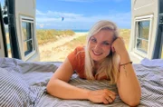 Maike Tschorn im Camper am Strand in Südfrankreich.