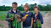 Tarik mit Minitopia-Gründerin Stevie und solidarischen Landwirtschaft-Gärtner Wendolin
