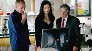 Dr. Jack Slocum (Henry Winkler, r.) hat eine 20 Jahre alte Geschichte ausgegraben, bei der Macy (Miguel Ferrer) einen Fehler vertuscht hatte. Jordan (Jill Hennessy) soll in der Sache ermitteln.