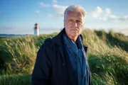 Theo Clüver (Robert Atzorn) hat eine harte Nuss zu knacken. Ein Nachtclubbesitzer wurde tot aufgefunden. Sein Kollege Hinnerk könnte Zeuge der Tat gewesen sein. Da er in dieser Nacht dem Alkohol in hohem Maße zugesprochen hat, kann er sich aber an nichts mehr erinnern.