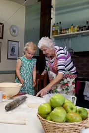 Großmutter Marian Harrison erklärt ihrer Enkelin April, wie sie ihren Apfelkuchen zubereitet.