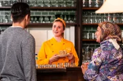 Als Sevim Sarah ein Stück Kuchen im Brunnerwirt vorbeibringt, fällt auf, dass Leon ihn nicht selbst gebacken, sondern gekauft hat. Von links: Leon (Joel Akgün), Sarah (Sophie Reiml), Sevim (Özay Aslanhan). Weiteres Bildmaterial finden Sie unter www.br-foto.de.