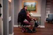 Kat (Mayim Bialik, l.); Barbara (Bea Nordella, r.)