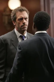 Vor der Verhandlung bespricht sich Dr. Gregory House (Hugh Laurie, l.) mit seinem Anwalt Howard Gemeiner (Kadeem Hardison, r.) ...