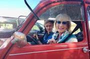 Dagmar Koller und Pierre M. Krause auf einer Spritztour entlang der portugiesischen Küste.