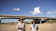 Osvel HInojosa und Julie Dimas von Pro Natura, einer mexikanischen Umweltorganisation, die den Colorado River retten will. Sie stehen im ausgetrockneten Flussbett des Colorado Rivers kurz hinter der mexikanischen Grenze.