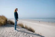 Femke (Pia-Micaela Barucki) am Strand.