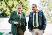 L-R: Polizeirat Girwidz (Michael Brandner) und Polizeiobermeister Franz Hubert (Christian Tramitz) sind sich ob Tatherganges noch unschlüssig