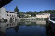 Die Toskana birgt ein gut gehütetes Geheimnis: Der Monte Amiata, ein erloschener Vulkan, der Hunderte natürlichen Quellen in der Gegend mit Mineralsalzen und Spurenelementen anreichert.