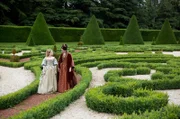 v.l.n.r. Palatine (Jessica Clark) und Marie-Thérèse (Elisa Lasowski); ONE VERSAILLES, STAFFEL 2, FOLGE 10, "Von Blut und Steinen".