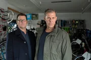 Lars (Ingo Naujoks, l.) und Finn (r.) m&uuml;ssen einen Mord aufkl&auml;ren und ein verschwundenes Babys aufsp&uuml;ren. Denn die Tote war schwanger und starb an den Folgen einer Entbindung.