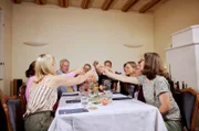 Zum "feingeistigen" Abschluss eines gelungenen Abends stößt Familie John mit den Landfrauen noch einmal mit einem Digestif an.