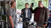 Die Kommissare Hansen (Igor Jefti?, M.) und Stadler (Dieter Fischer, r.) befragen den Besitzer einer Motorradwerkstatt, Bernhard "Bulli" Kuhn (Hannes Ringlstetter, l.), denn das Mordopfer war sein Kunde.
