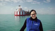 Maryana Spiropolus, Leiterin des Amtes für Wassergewinnung, auf dem Michigansee vor einer  der ‚Cribs’, die Trinkwasser nach Chicago pumpen.