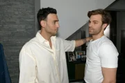 Julian (Onno Buß, r.) tut es gut, Nihat (Timur Ülker) als Freund an seiner Seite zu haben.