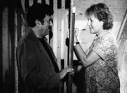 Verblüfft und zugleich freudig überrascht ist Martha Haslbeck (Veronika Fitz), als im Keller des Mietshauses eingebrochen wird und der bestellte Schlosser kein geringerer als Costa Doganis (Janis Kiriakidis) ist.