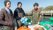 Timos Ex-Freundin Katja Niedecken (Helena Hentschel, r.) sollte eigentlich mit ihm auf große Segeltour gehen. Doch kurz vorher hat Timo sich von ihr getrennt. Hatte sie mit ihm noch eine Rechnung offen? Auch ihr Bruder Johann (Tino Mewes, M.) ist nicht gut auf Timo Westphal zu sprechen und lässt die Kommissare norddeutsch einsilbig abblitzen.