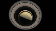 Die gro&szlig;en L&uuml;cken zwischen den Ringen des Saturns entstehen durch die Umlaufbahnen seiner Monde.