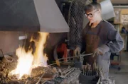 Katie und ihr Vater betreiben traditionelle Schmiedekunst.
