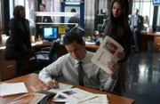 Bill hat den Tod seiner Tochter nicht verkraftet und verschwindet eines Tages. In einem Zimmer findet das FBI stapelweise Kinderpornografie, auch sein Computer ist gespickt mit entsprechenden Dateien. Martin (Eric Close, li.) und Elena (Roselyn Sanchez, re.) befassen sich schließlich mit den Vermisstenanzeigen kleiner Mädchen.