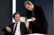Steuerbetrüger Christian Raabe (Roman Knizka, l.) kann nicht glauben, dass Johannes Sonntag (Matthisa Klimsa, r.) stichhaltige Beweise für seine Beschuldigungen hat.
