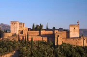 Die weltberühmte Alhambra im andalusischen Granada ist ein prachtvolles Zeugnis der arabischen Kultur während des Mittelalters.