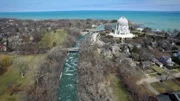 Einer der Kanäle in Chicago, der dafür sorgt, dass der Chicago River weiterhin rückwärts fließt.