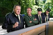 Alles wartet auf die Anweisungen von (v.l.n.r.) Polizeirat Girwidz (Michael Brandner), Hubert (Christian Tramitz), Riedl (Paul Sedlmeir) und Staller (Helmfried von Lüttichau) ...
