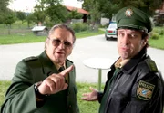 Johannes Staller (Helmfried von Lüttichau, r.) mit dem neuen Polizeichef Reimund Girwidz (Michael Brandner, l.). Weiteres Bildmaterial finden Sie unter www.br-foto.de.