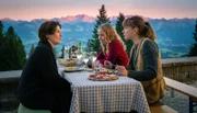 Besuch bei den Huber-Schwestern: Margot (Martina Gedeck, li.) hat sich bei Marie (Catherine Bode, re.) und Lisa (Theresa Scholze, Mitte) einquartiert.