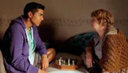Wer hat das bessere Pokerface - Tarik (Kaan Sahan) und Rona (Petra Kelling) spielen Schach.