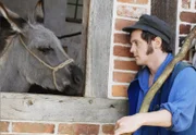 Knecht Johann (Johannes Zirner) verabschiedet sich vom Esel, weil er den Hof verlassen muss