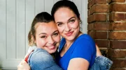 Magda (Verena Altenberger) und ihre kleine Schwester Aga (Alina Konieczny, l.) freuen sich über das Wiedersehen.