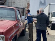 Gary Ridgway wird von zwei Detectives außerhalb seines Arbeitsplatzes verhaftet, nachdem die DNA-Probe einen Treffer ergeben hat.