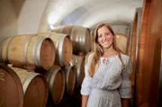 Heute begrüßt Dorothea John die Landfrauen auf dem Weingut ihrer Familie in Königsbach an der Pfälzer Weinstraße. Ihr Menü: Weingartensalat mit Feta, eine raffinierte Artischocken-Kreation mit Rosmarinkartoffeln und eine Pfälzische Galette.