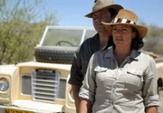 Die Buschärzte Sam (Francis Fulton-Smith) und Katrin (Christine Neubauer) sorgen sich um die Zukunft ihrer Region und der Bewohner. Weiteres Bildmaterial finden Sie unter www.br-foto.de.