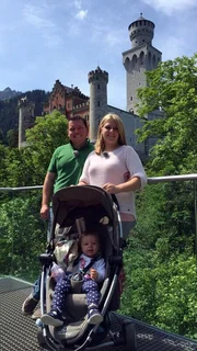 Henrik (30) und Lisa (26) mit Tochter Emma besuchen Schloss Neuschwanstein.  Die Verwendung des sendungsbezogenen Materials ist nur mit dem Hinweis und Verlinkung auf TVNOW gestattet